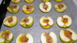 Печени ябълки с мед, орехи и канела