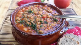 Шарен боб в гювеч за Андреевден