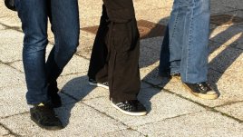 Падна забраната парижанките да са в панталони