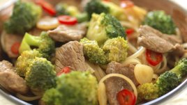 Говеждо със зеленчуци на тиган