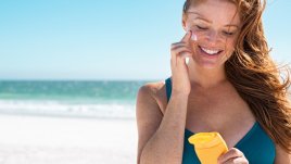 Как да премахнете следи от слънцезащитен крем по банския 