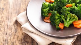 Диетични броколи с моркови на пара