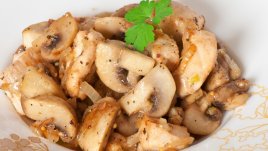 Пилешки гърди с гъби в сос