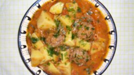 Яхния кюфтета със зеленчуци