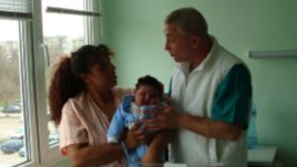 Изписаха най-голямото българско бебе със специални дрешки