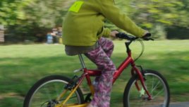 Деца с велосипеди и майки с колички на състезание в Южния парк