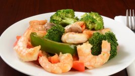 Скариди с броколи и моркови