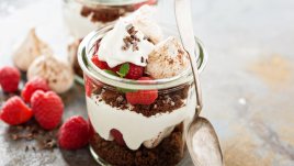 Бърз бисквитен десерт с маскарпоне и малини 