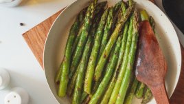 Маслени аспержи с балсамов-соев сос