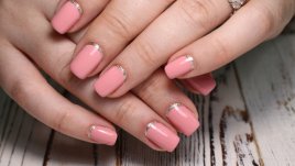 Маникюр със сребристи акценти