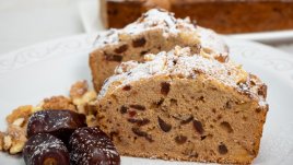 Кекс с фурми, орехи и маслен сос с кафява захар