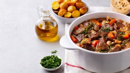 Агнешки гювеч с печени чушки