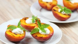 Нектарини на грил с бурата и мед