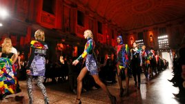 Каре и ярки цветове в колекцията на Versace 