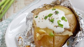 Картофи във фолио с подправки и сметана 