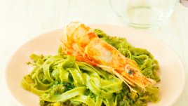 Паста с песто от босилек, пармезан и скариди