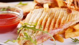 Сандвич с бекон и синьо сирене