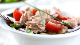 Доматена салата с риба тон