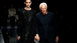 Кадифе в черно и флорални бродерии от  Giorgio Armani
