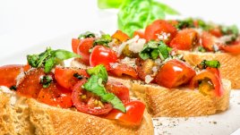 Брускети с домати и балсамико