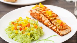 Печена сьомга със салца от авокадо