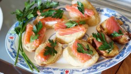 Франзелени брускети със сьомга и рикота