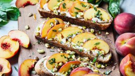 Тост с рикота, праскова и шамфъстък