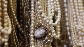 Как да декорирате дрехите с перли?