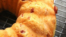 Солен кекс с шунка, кашкавал и краставички