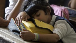 Колко часа проспиват децата в училище?