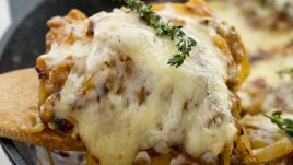 Пилешко с лук по френска рецепта