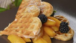 Канелени белгийски гофрети с праскови