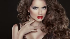 Защо мъжете харесват жени с червено червило?