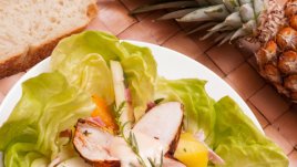 Пилешка салата с плодове и майонеза