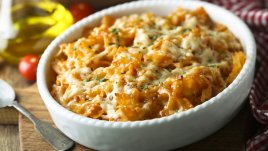 Запечена паста с чедър, шунка и пармезан 