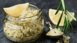 4 ползи за кожата от пилинга с морска сол