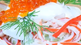 Салата с рулца от раци, авокадо и хайвер 