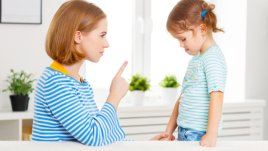 Популярни лъжи, с които родителите заблуждават децата си 