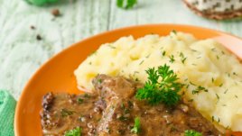 Шницели от кайма с гъби, лук и вино