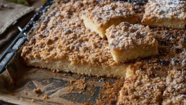 Маслен трошлив кекс с орехи и канела