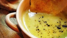 Крем супа с броколи и арабски хляб