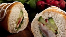 Сандвич с маринована херинга и дресинг с горчица