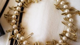 Как да си направите красив гердан с перли и безопасни игли