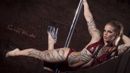 Легендарна стриптийзьорка учи българките как да съблазняват