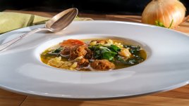 Супа с паста, кейл и наденица