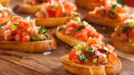 Брускети с бекон, домати и чесън