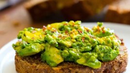 Тост с авокадо и песто от маслини