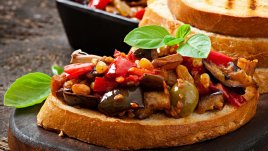 Италианска капоната върху брускети