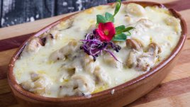 Италианска запеканка с тортелини и наденица 