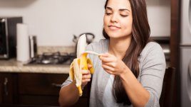 Добра идея ли е да ядете банан вечер преди лягане? 